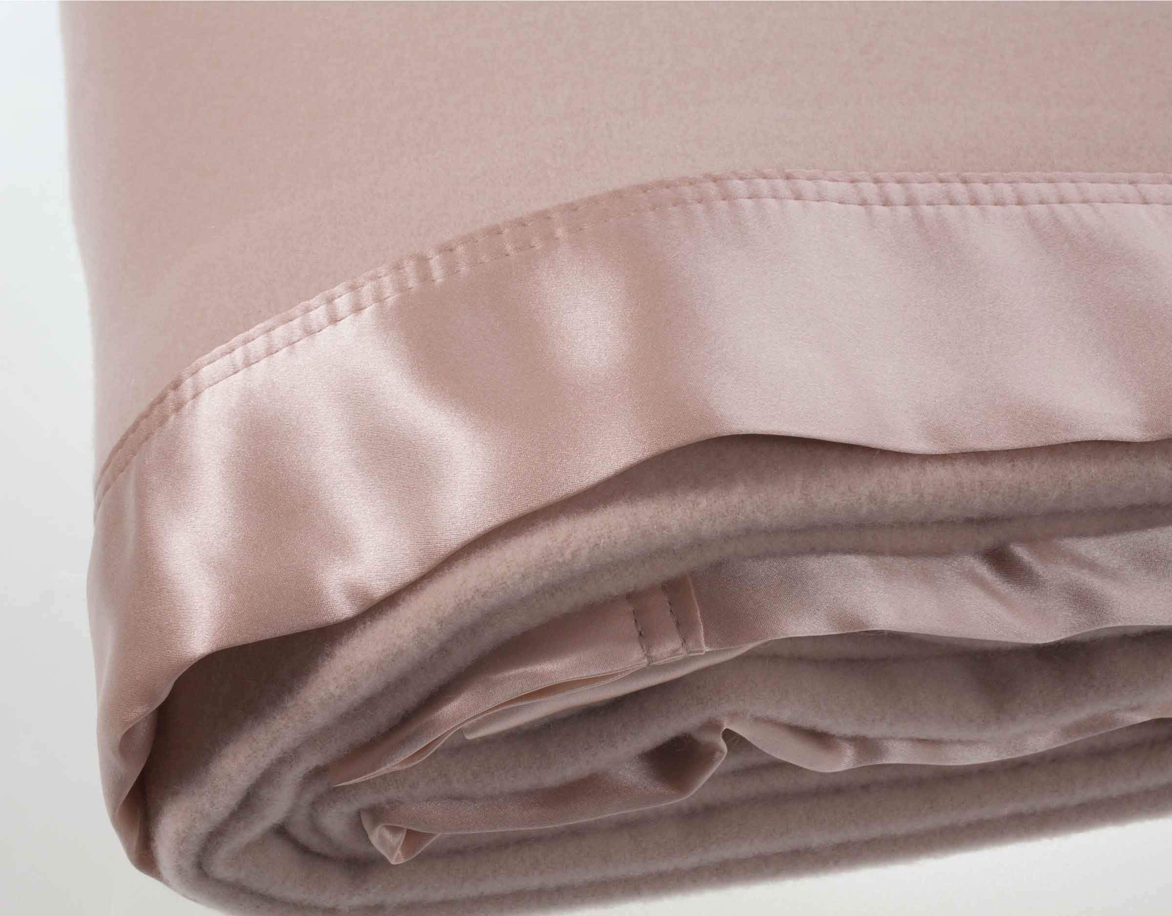 Atkinson Cashmere De Luxe Blanket (Photoshoot) - Image 3